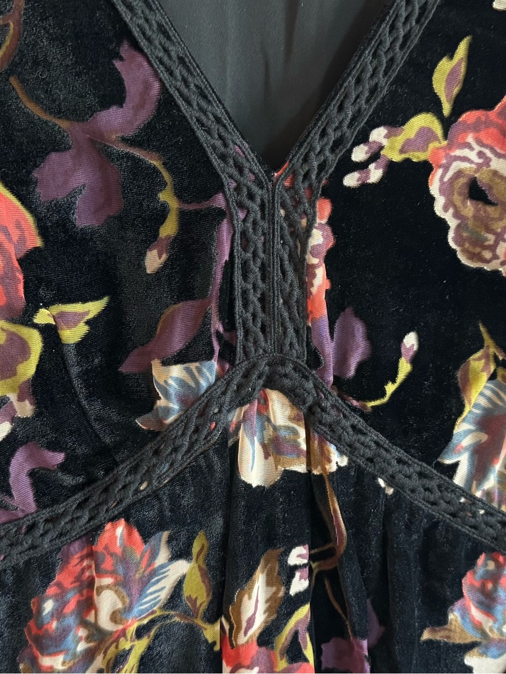 miami Black V-Neck Velvet Dress - Picture 5 of 11
